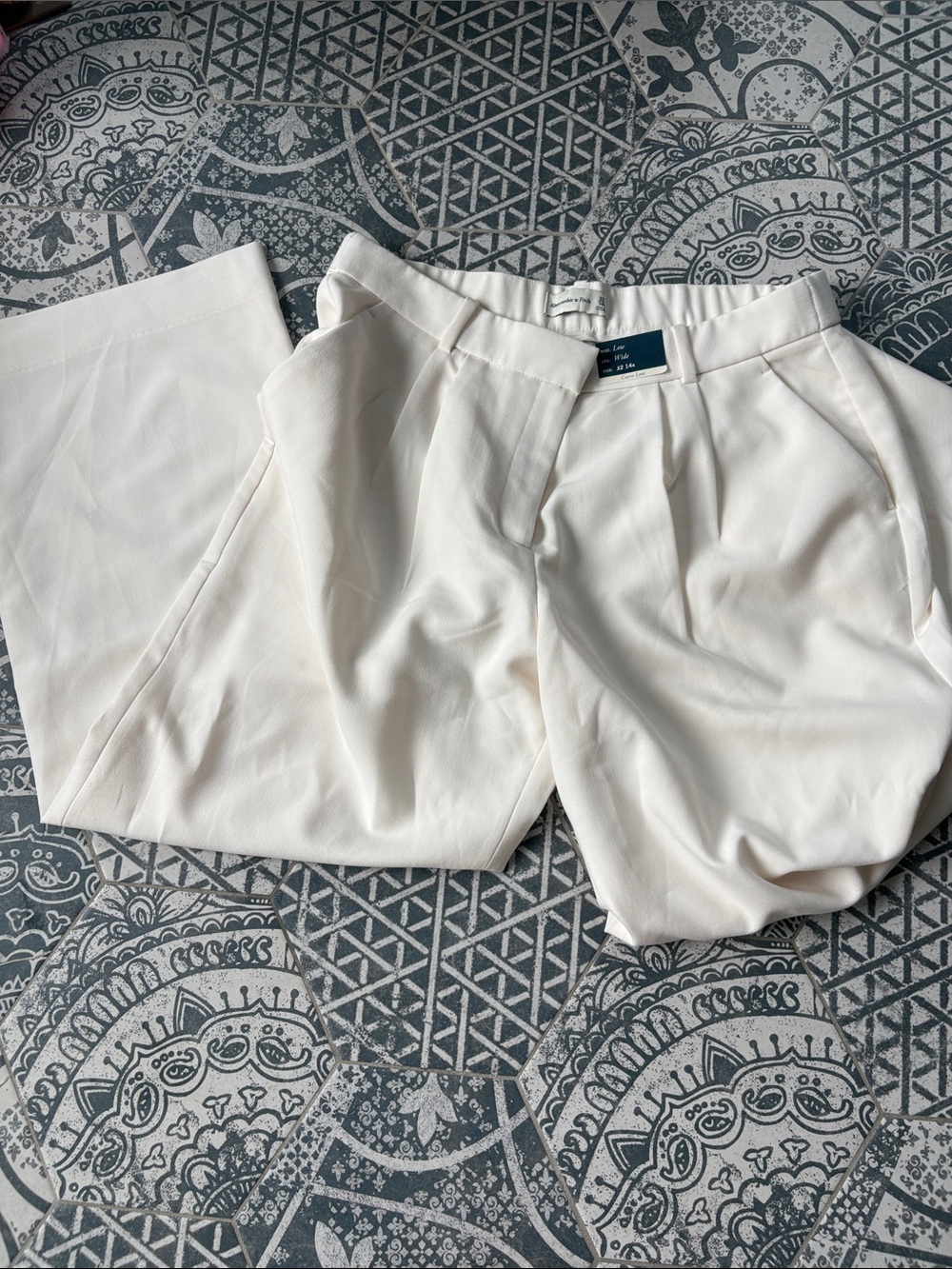 Abercrombie & Fitch Women’s White Pleated Dress Pants